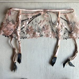 NWT beautifully embroidered Agent Provocateur Yoshie suspender, 4, large